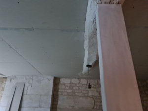 Photo de galerie - Pose de placo entre poutres en chêne avec un ajustement précis pour des finitions impeccables.

