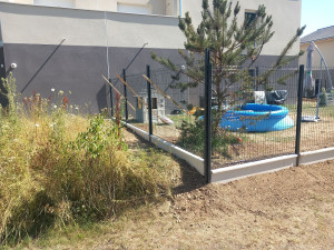 Photo de galerie - Pose de clôture sur soubassement béton – base solide et durable
