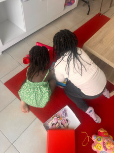 Photo de galerie - Entrain de jouer avec les filles 