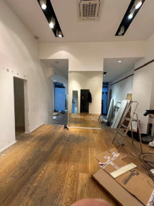 Photo de galerie - Peinture au mur et pose du parquet