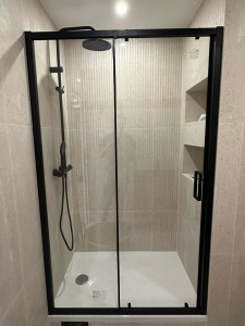 Photo de galerie - Nstallation professionnelle d’une cabine de douche en verre fumé noir.