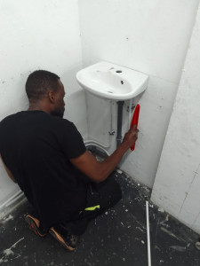 Photo de galerie - Pose d'un lavabo