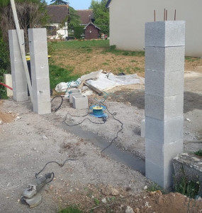 Photo de galerie - Montage de portail avec poteau 