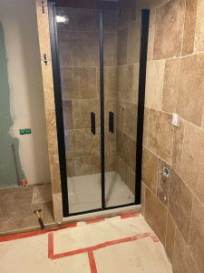 Photo de galerie - Chantier Toulon rénovation appartement
salle de bain remplacement baignoire par une douche, agencement emplacement machine a laver, sol PVC, placo hydrofuge, travertin en habillage mur 