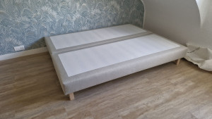 Photo de galerie - Montage de pieds de lits, vissables.