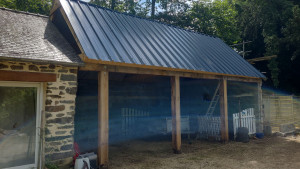 Photo de galerie - Fabrication garage .
pose de la maçonnerie,avec revêtement en pierre .mise en place des plis béton afin de posé les poutre de soutien de toiture,montage des traverse puis pose des tole de couverture 