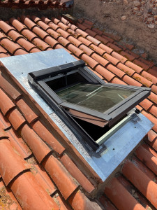 Photo de galerie - Remplacement de verrière, installation de fenêtre de toit, Velux avec étanchéité zinc sur-mesure
