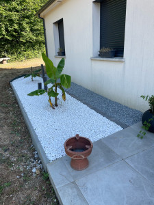 Photo de galerie - - nivellement du parterre avec pose d’une toile tissée + recouvrement de galets et de graviers. 