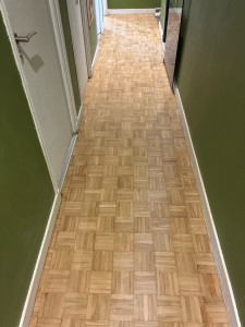 Photo de galerie - Rénovation en cours d’un parquet, première passe de ponçage réalisé