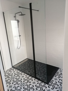 Photo de galerie - Salle de bain toute neuf en carrelage pontage 
pose carrelage,plomberie,montage accessoires.
