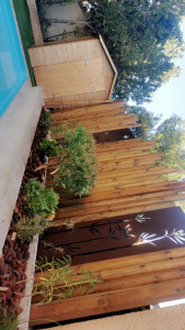 Photo de galerie - - Réalisation jardinière
- Clôture bois et applique métal décorative 
- Mise en place cabanon de jardin
- 