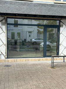 Photo de galerie - Pose de la vitrine