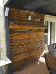Photo de galerie - Fabrication de murs bois sur mesure embellissement de terrasse