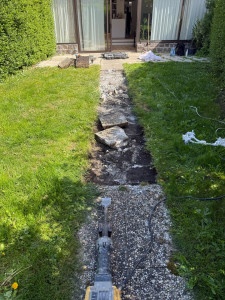 Photo de galerie - Cassage d’une allée en dalle de béton et gravas