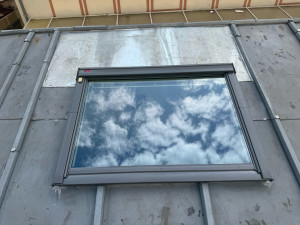 Photo de galerie - Changement d’un Velux 114x118 sur un toit en zinc parisien 