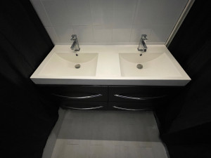 Photo de galerie - Ici, on a une installation d’une double vasque avec meuble chez un client qui est satisfait