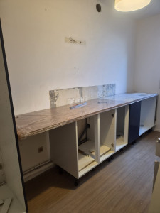 Photo de galerie - Pose cuisine équipée et la crédence