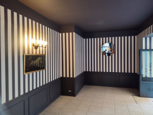 Photo de galerie - Pose des soubassements, tapisserie et peinture.
