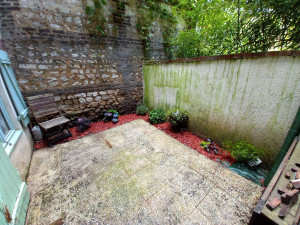 Photo de galerie - Petite terrasse remise à propre et plantation de plantes qui ne demande pas beaucoup d'entretien reste à peintre le mur blan