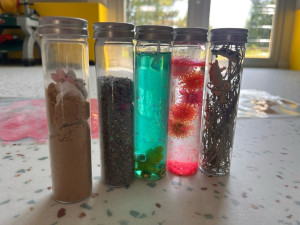 Photo de galerie - Bouteilles sensorielles 