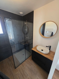 Photo de galerie - Pose d'une paroi de douche ainsi qu'un meuble vasque et robinet et miroir. 