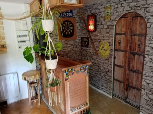 Photo de galerie - Réalisation d'un bar à partir d'un ancien vaisselier 