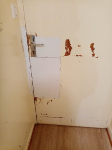 Photo de galerie - Réfection et habillage de la face intérieure de la porte d'entrée, avec finition peinture