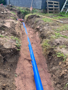 Photo de galerie - Préparation du lit de pose du nouvel assainissement avant remblayage et mise en place des filets avertisseurs. 