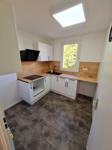 Photo de galerie - Rénovation intégrale de la pièce (murs, plafond et sol)
Pose des éléments de cuisine avec raccordements électriques et d'eau. 