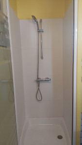 Photo de galerie - Remplacement faïence sur cabine de douche existante .
