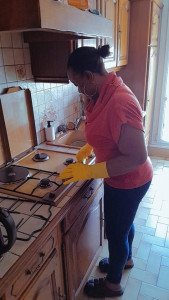 Photo de galerie - Je nettoie la cuisinière à gaz