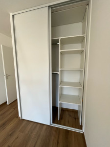 Photo de galerie - Réalisation d’étagères avec penderie 