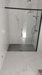 Photo de galerie - Installation receveur, paroi et colonne de douche