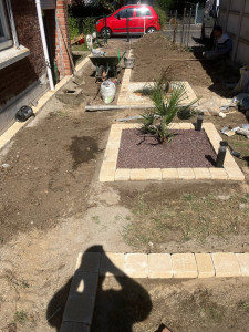 Photo de galerie - Création allée en pavage et parterres de fleurs 