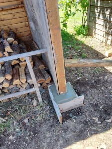 Photo de galerie - Réalisation poteau de soutien pour l abris pour abriter le bois .