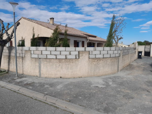 Photo de galerie - Rehausse de mur par pose de rangs d'agglos