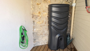 Photo de galerie - Installation d'un récupérateur d'eau de pluie.