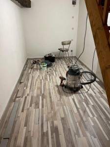 Photo de galerie - Travaux de réhabilitation dans une maison d'habitation : stratifié, aménagement intérieur.