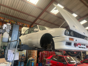 Photo de galerie - Montage faisceau argent sur m3 e30 maxi 