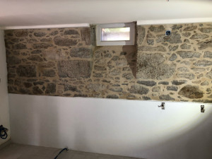 Photo de galerie - Realisation de joints et enduits sur un mur pierres et application d’une peinture adapté au support.