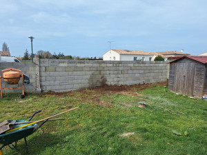 Photo de galerie - Construction mur de clôture en parpaings.
