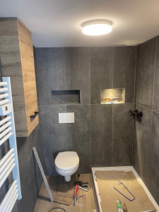 Photo de galerie - Travaux d une douche en phase de finition avec pose du mobilier complet et carrelage  faïence 