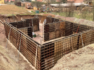 Photo de galerie - Coffrage de cave en attende pour bétonnage 