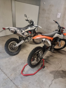 Photo de galerie - Révision et résolution de panne sur Husqvarna Hermunen et KTM 450 SX-F  