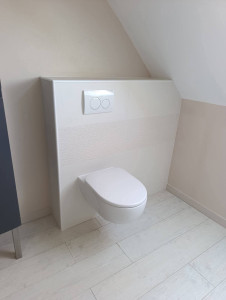 Photo de galerie - Coffrage+ carrelage sur toilette suspendu. 
