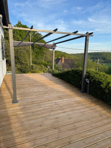 Photo de galerie - Terrasse en bois sur plots et montage d’une pergola 