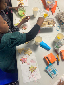 Photo de galerie - Je fais plusieurs gardes d’enfants… le but est de prendre soin de vos enfants en votre absence et faire pleins de choses comme des activités, l’aide aux devoirs, les nourrir etc 