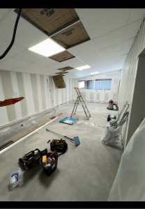 Photo de galerie - Installation faut plafond bureaux et cloison