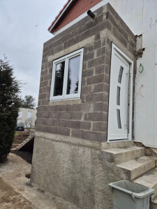 Photo de galerie - Création d'un nouveau sas d'entrée de maison avec toit terrasse, après la démolition de l'ancien et reprise en sous-œuvre.