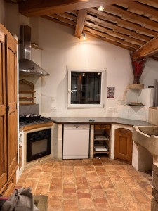 Photo de galerie - Photo 1/2 : cuisine avant travaux 

comprenant : 
- démolition de la cuisine existante ; 
- modification éléctrique ; 
- montage et pose de la nouvelle cuisine ; 
- pose de la crédence en chevron.
